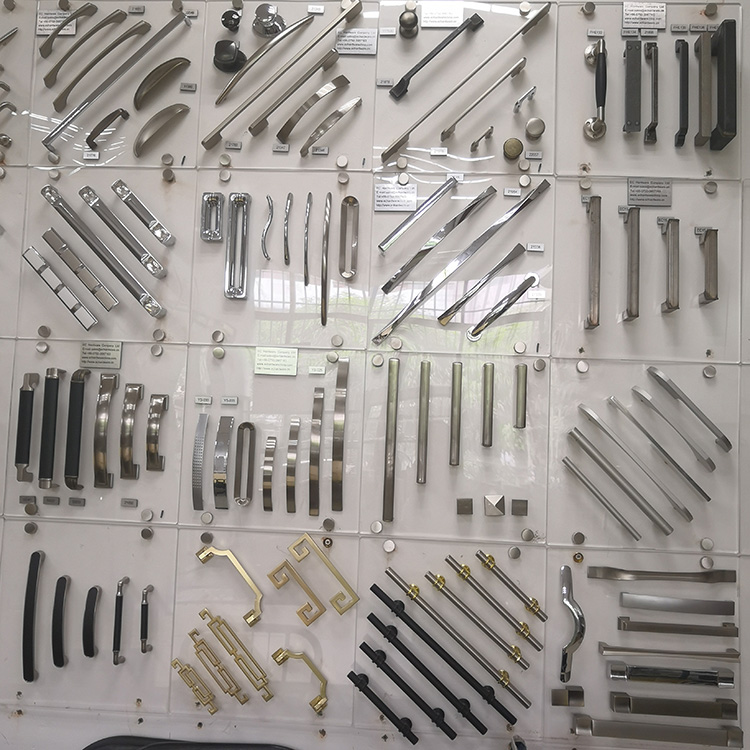 Manijas moleteadas negras para gabinete en barra en T de latón pulido